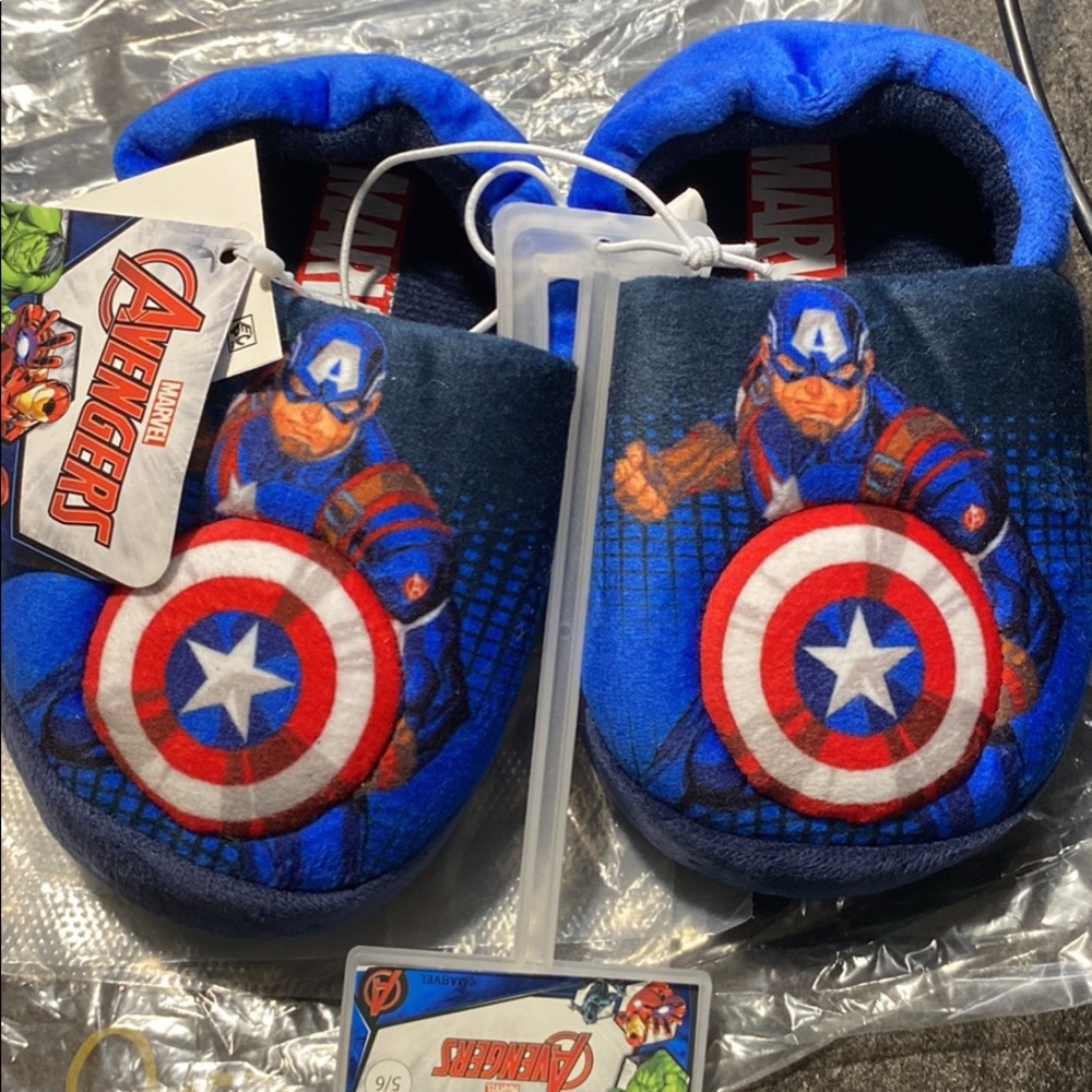 Avengers slippers size 5/6
